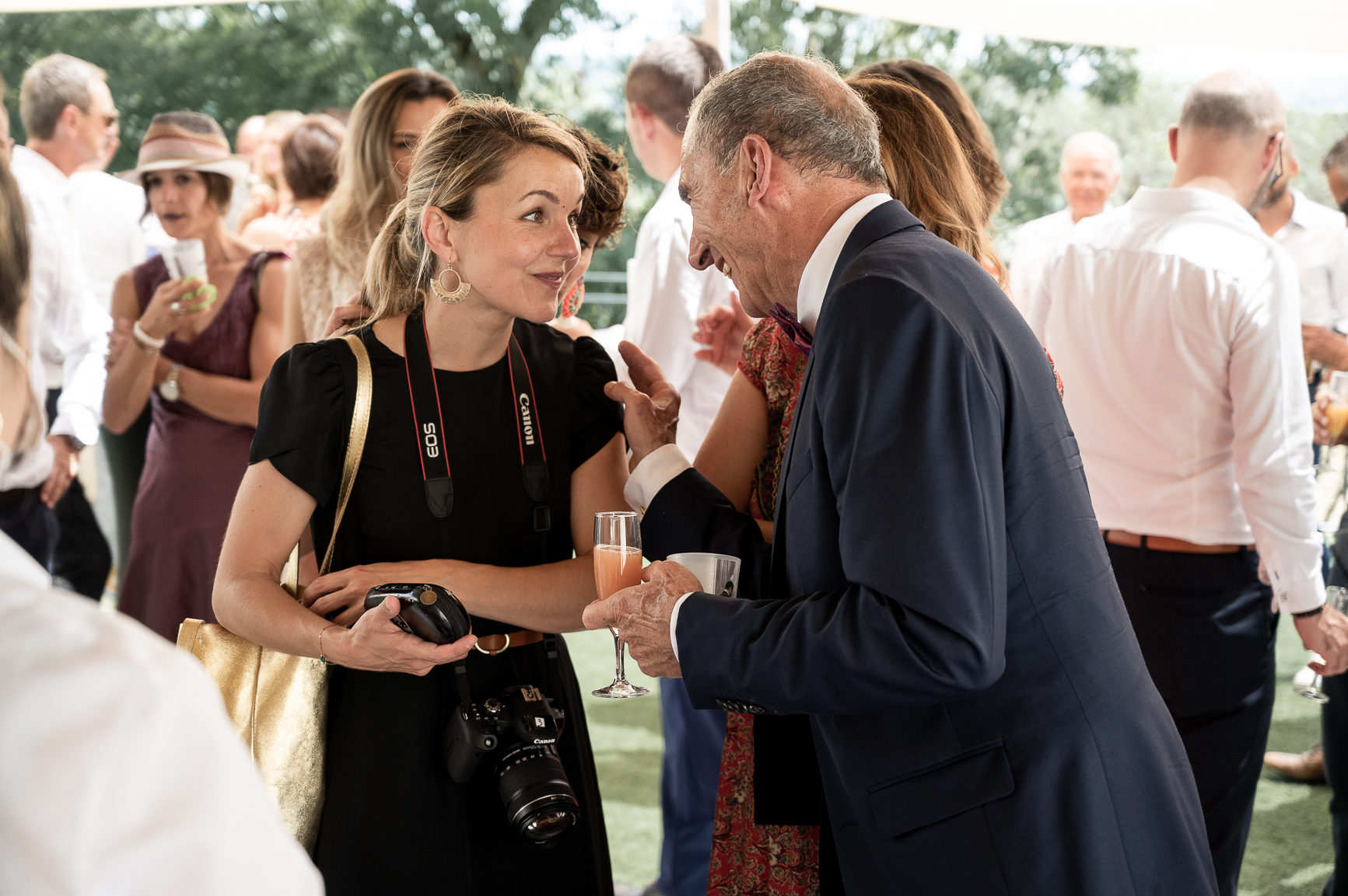 Marie en conversation avec un invité